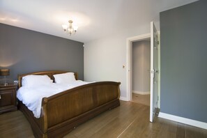 House | 5 bedrooms, iron/ironing board, free WiFi, bed sheets