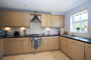 House | Private kitchen | Full-size fridge, microwave, oven, stovetop - Kirkwood Drive (Durham)