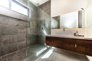 Exclusive House | Bathroom | Shower, hydromassage showerhead, hair dryer, towels - Cocodrilo Tulum Private Pool House (Tulum)