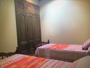 2 bedrooms, iron/ironing board, bed sheets, wheelchair access