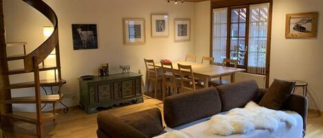 Fernseher, Kamin, DVD-Player