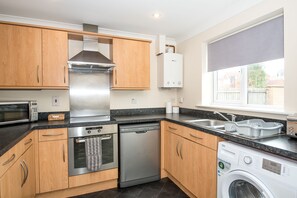 House, 3 Bedrooms | Private kitchen