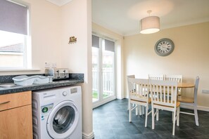 House, 3 Bedrooms | Private kitchen