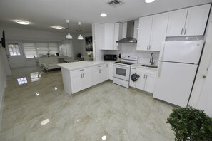 Fridge, microwave, oven, stovetop - ♚The CHIC Apt♚2BR|Near Beach|Port|Airport|Las Olas (Fort Lauderdale)