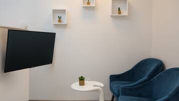 Deluxe Studio (2 guests) | Living room | 109-cm Smart TV with cable channels, TV