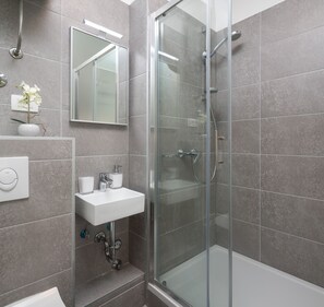 Deluxe Double or Twin Room | Bathroom shower - Luxury Studios & Rooms Seven (Split)