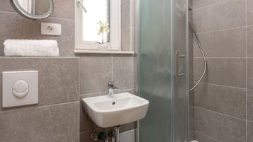 Deluxe Studio (2 guests) | Bathroom | Shower, free toiletries, hair dryer, towels