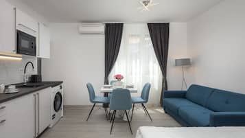 Studio (4 guests) | Living area | 109-cm Smart TV with cable channels, TV