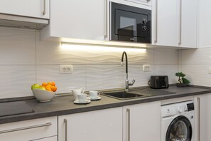 Studio Deluks (2 guests) | Dapur kecil pribadi | Mesin pembuat kopi/teh dan ketel listrik