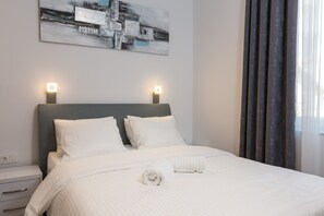 Deluxe Studio (2 guests) | In-room safe, soundproofing, iron/ironing board, free WiFi - Luxury Studios & Rooms Seven (Split)