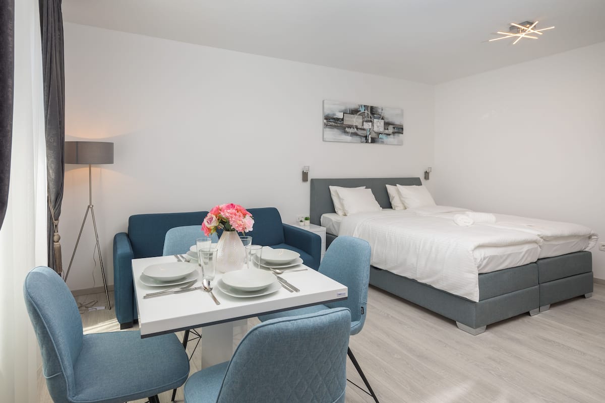 Studio (4 guests) | In-room safe, soundproofing, iron/ironing board, free WiFi