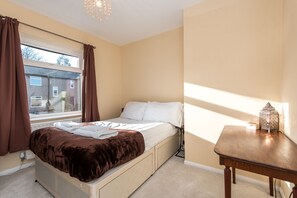 Apartment, 2 Bedrooms | 2 bedrooms, iron/ironing board, free WiFi, bed sheets - Cook Avenue (Durham)