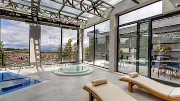 Bồn tắm spa trong nhà