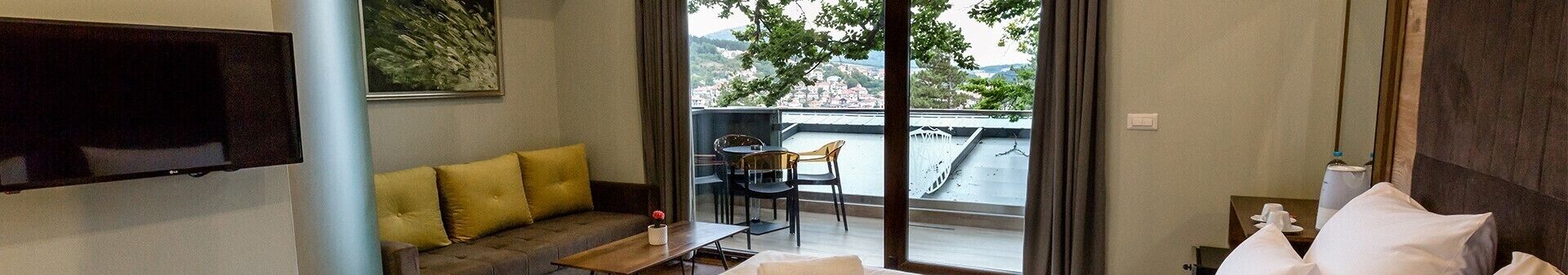 Habitación triple superior | Minibar, caja fuerte, escritorio y cortinas opacas