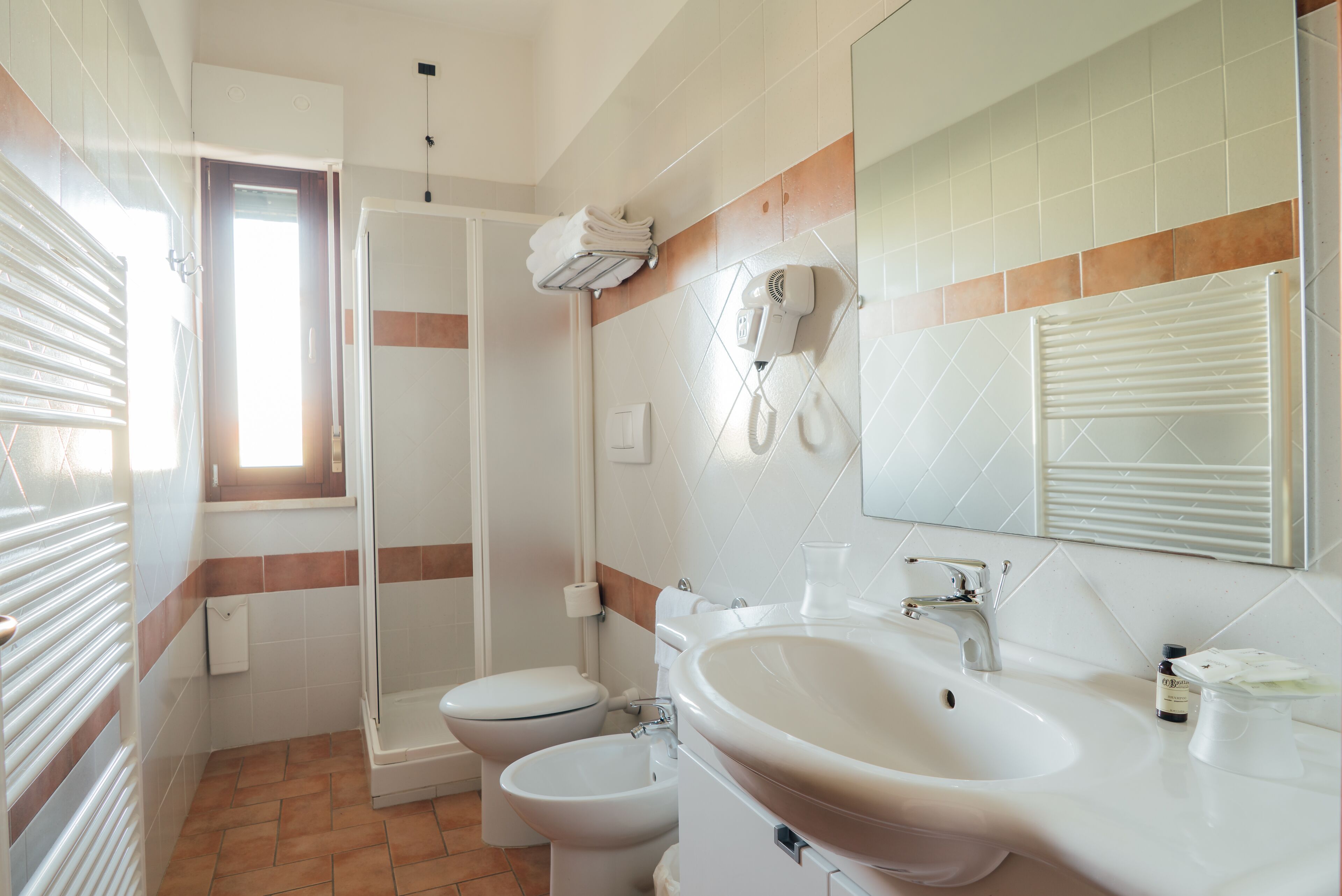 Dreibettzimmer | Badezimmer | Dusche, kostenlose Toilettenartikel, Haartrockner, Bidet