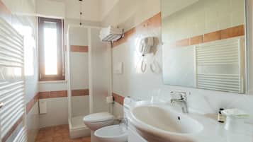 Dreibettzimmer | Badezimmer | Dusche, kostenlose Toilettenartikel, Haartrockner, Bidet