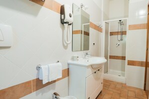 Quadruple Room | Bathroom | Shower, free toiletries, hair dryer, bidet - Hotel B&B Country Club Sport (Alba Adriatica)