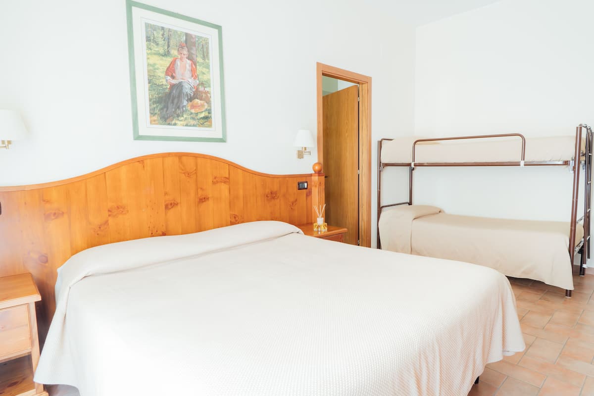 Quadruple Room | Soundproofing, WiFi (free), bed sheets
