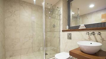 Apartment | Bathroom | Separate tub and shower, free toiletries, hair dryer, towels