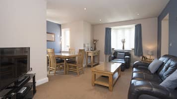 Apartment | Living room | Flat-screen TV, DVD player