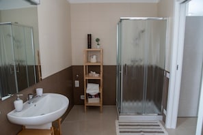 Shower, free toiletries, hair dryer, bidet