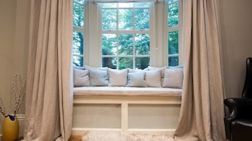 Apartment | Living room | Flat-screen TV, DVD player