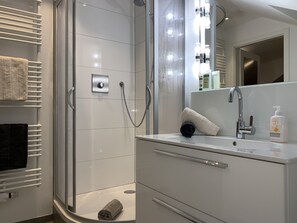 Familie-studiolejlighed (incl. EUR 25 Cleaning fee) | Badeværelse | Badekar, håndklæder