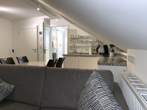 Family Studio (incl. EUR 25 Cleaning fee) | Private kitchen | Stovetop, coffee/tea maker, toaster, cookware/dishes/utensils - Apartment Köln Ensen (Cologne)