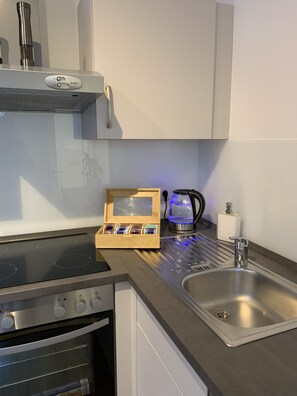 Apartment, Balcony (incl. EUR 25 Cleaning fee) | Private kitchen | Stovetop, coffee/tea maker, toaster, cookware/dishes/utensils - Apartment Köln Ensen (Cologne)