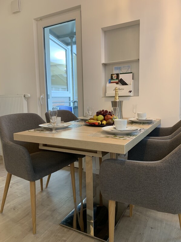 Lejlighed - balkon (incl. EUR 25 Cleaning fee) | Spisning på værelset