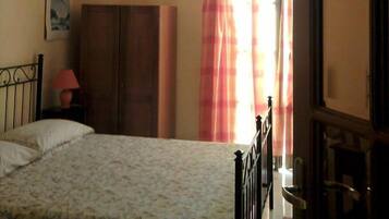 Triple Room, Sea View | 1 bedroom, desk, iron/ironing board, cribs/infant beds