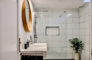 Regadera, secadora de cabello, toallas, papel de baño