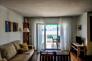 Una televisión, libros