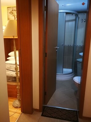 Een douche, een haardroger, handdoeken, zeep