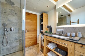 Een douche, een haardroger, handdoeken