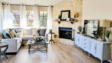 Smart TV, fireplace