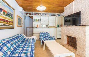 Fernseher, Kamin, Bücher