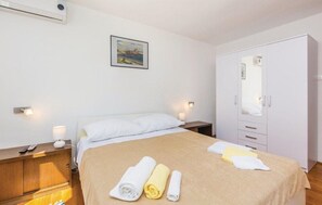 5 bedrooms, WiFi - 5 bedroom holiday home by the sea in Njivice (Njivice)