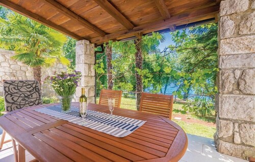 Maison de vacances de 5 chambres en bord de mer à Njivice