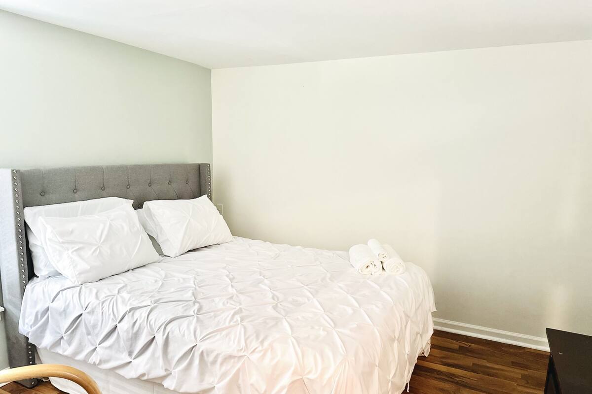 Basic Suite, Shared Bathroom (Red Sunset )