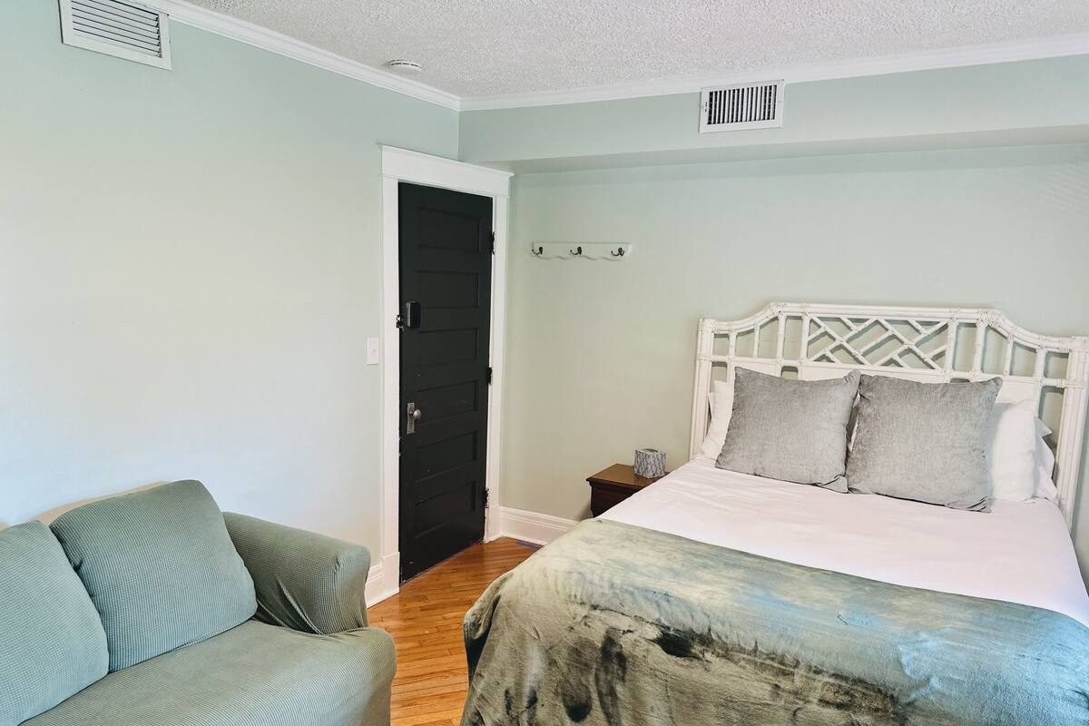 Suite, Private Bathroom (Trackside )
