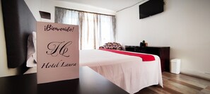 Quarto família, 1 cama King | Banheiro | Chuveiro, toalhas de banho, sabonete 