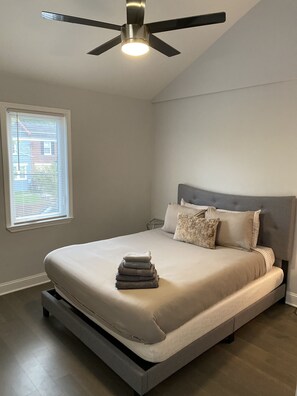 4 bedrooms, iron/ironing board, free WiFi, bed sheets - Renovated Large Home (Washington)