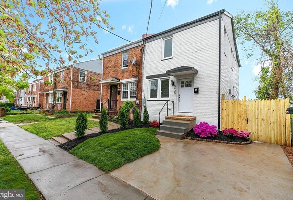 Exterior - Renovated Large Home (Washington)