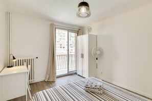 3 chambres, fer et planche à repasser, lit de bébé portatif