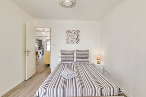 3 chambres, fer et planche à repasser, lit de bébé portatif