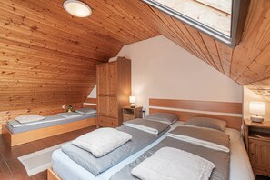 2 bedrooms, in-room safe, desk, iron/ironing board