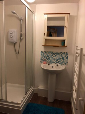 Family Cottage | Bathroom | Shower, hair dryer, towels - Steading Holidays - Ocean View (Acharacle)