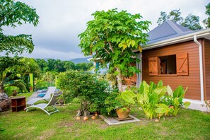 Property grounds - Cozy, quiet villa Sea and mountain views (Pointe-Noire)