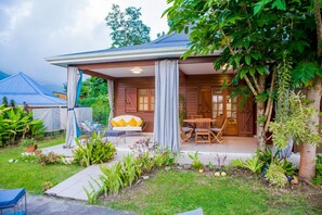 Outdoor dining - Cozy, quiet villa Sea and mountain views (Pointe-Noire)